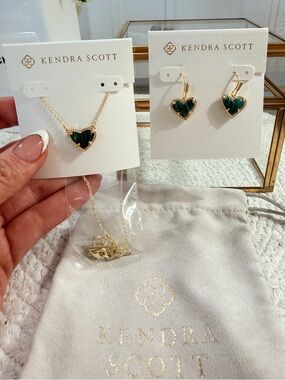 Kendra Scott Gold Ari heart emerald color earrings and necklace SET- NW dust bag